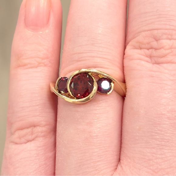 Vintage 14K Garnet Ring, Pyrope Rhodolite Three Stone, Deep Fire Red, Size 6.75 - Picture 6 of 17